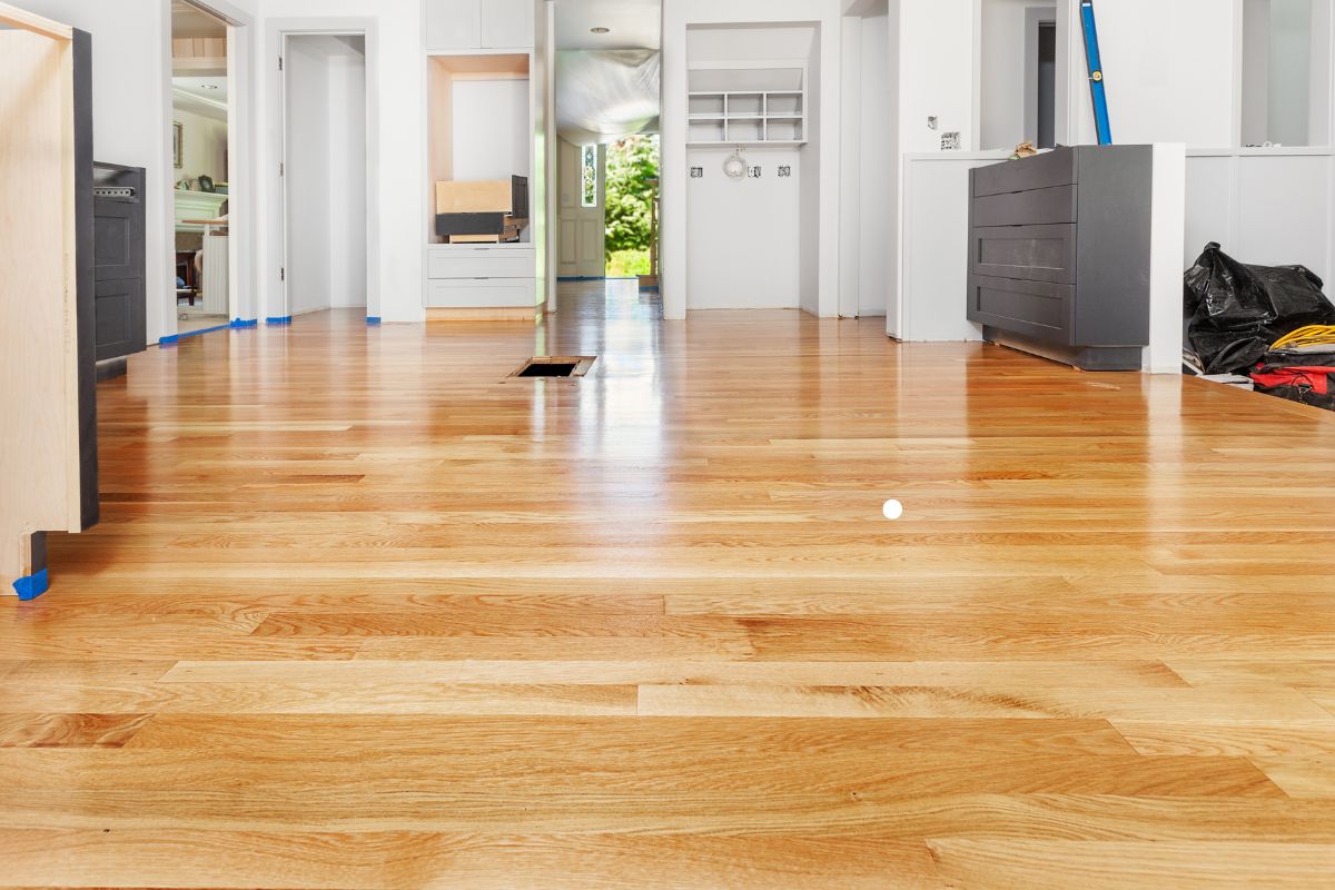  A tidy living room featuring hardwood floors, showcasing a clean and organized space ideal for relaxation and comfort.